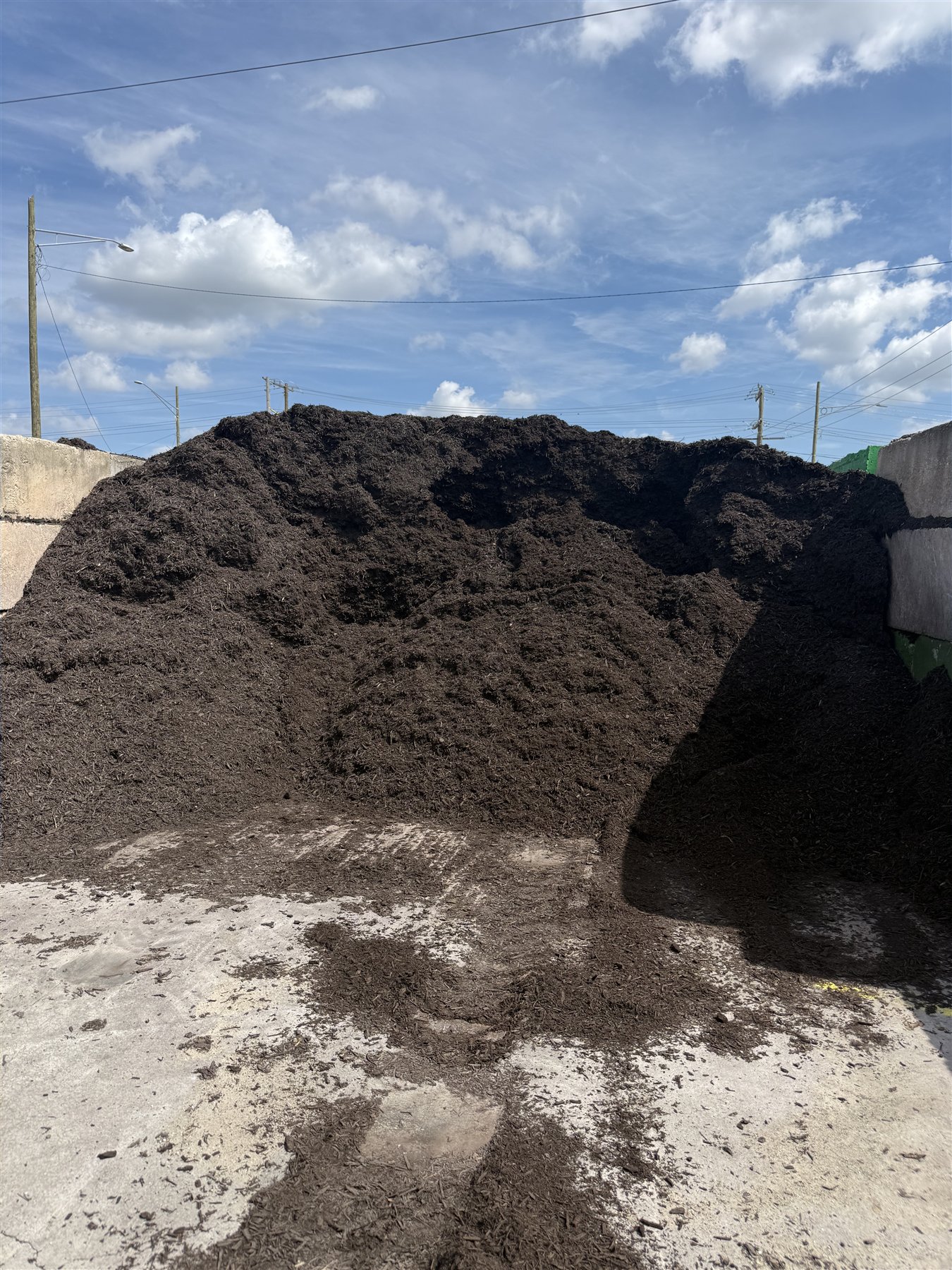 Black hardwood mulch